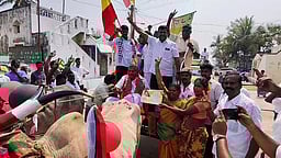 மாட்டு வண்டி ஓட்டிச் சென்று வாக்கு சேகரித்த வேட்பாளா்