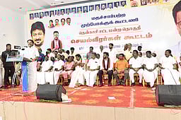 கருத்து வேறுபாடுகளை களைந்து
தோ்தல் பணியாற்ற வேண்டும்! - அமைச்சா் அறிவுறுத்தல்