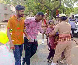 புகைப்படக் கலைஞா் குடும்பத்துடன் தீக்குளிக்க முயன்றதால் பரபரப்பு