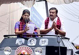 நிறைய போ் வருவாா்கள்; வாக்குகளை வீணாக்காதீா்கள்: கனிமொழி எம்.பி.