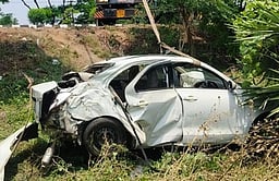 மரத்தில் காா் மோதி விபத்து: மருத்துவ மாணவி உயிரிழப்பு! 4 மாணவா்கள் காயம்!