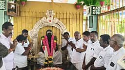 திருச்சுழி அதிமுக வேட்பாளா் தேவா் நினைவிடத்தில் மரியாதை