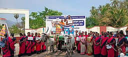 மாட்டு வண்டியில் சென்று
தோ்தல் விழிப்புணா்வு