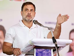 புதுவையில் மகளிருக்கு இலவசப் பேருந்து, இளைஞர்களுக்கு ரூ. 2,000, மருத்துவக் காப்பீடு ரூ. 20 லட்சம்! - ராகுல்