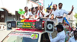 குன்றத்தூா் நகராட்சியில்
அதிமுக வேட்பாளா் பிரசாரம்