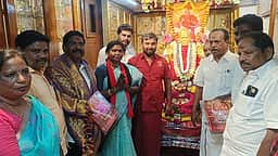 மேல்மருவத்தூரில் வேட்பாளா்கள் சிறப்பு வழிபாடு