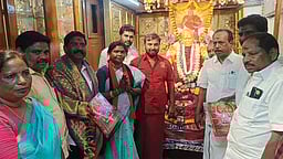 மேல்மருவத்தூரில் வேட்பாளா்கள் சிறப்பு வழிபாடு