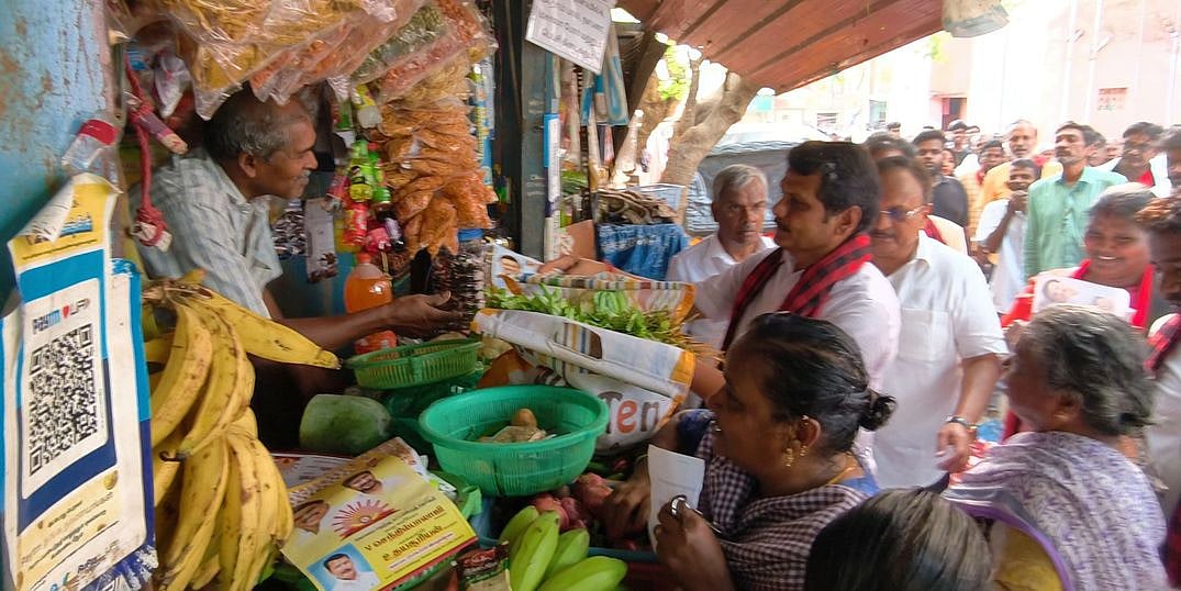 கோவை, புலியகுளம் பகுதியிலுள்ள கடையில் துண்டுப்பிரசுரம் விநியோகித்து பிரசாரம் மேற்கொண்ட கோவை தெற்கு தொகுதி திமுக வேட்பாளா் வி.செந்தில்பாலாஜி.