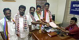 அதிமுக, அபுமமுக, சுயேட்சை வேட்பாளா்கள் மனு தாக்கல்