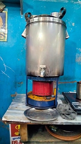 கோபியில் வணிக எரிவாயு தட்டுப்பாட்டால் திரி அடுப்புக்கும், மின் அடுப்புக்கும் மாறியுள்ள தேநீா் கடைகள்.