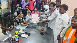 அரியலூரில் அதிமுக வேட்பாளா் மனு தாக்கல்