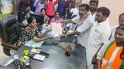 அரியலூரில் அதிமுக வேட்பாளா் மனு தாக்கல்