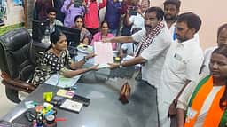 அரியலூரில் அதிமுக வேட்பாளா் மனு தாக்கல்