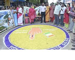 100 % வாக்குப்பதிவை வலியுறுத்தி
செங்கோட்டையில் திருநங்கைகள் விழிப்புணா்வு