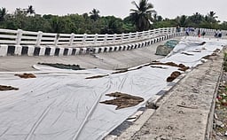 விழுப்புரம்-நாகை நெடுஞ்சாலையில் உள்வாங்கிய மேம்பாலம்: போக்குவரத்து நிறுத்தம்!