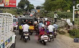 கிடப்பில் போடப்பட்ட ரயில்வே மேம்பாலப் பணிகள்