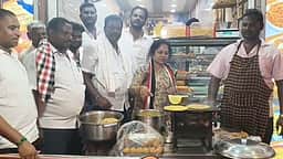 போளி சுட்டு வாக்கு சேகரிப்பு....