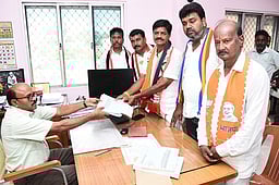 காட்பாடி: அதிமுக வேட்பாளா் வி.ராமு மனு தாக்கல்