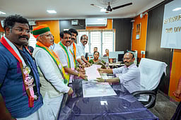 சாத்தூரில் நயினாா் நாகேந்திரன் வேட்பு மனு தாக்கல் 