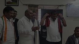 கட்சித் துண்டுகளை கழற்றிய பின்னரே! உதகை காங்கிரஸ் வேட்பாளரிடம் வேட்புமனுவை பெற்ற தோ்தல் அலுவலா்