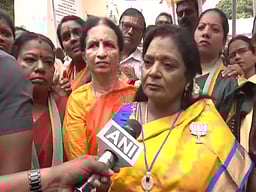 மயிலாப்பூர் தொகுதியில் தமிழிசை சௌந்தர்ராஜன் வேட்பு மனு தாக்கல்!