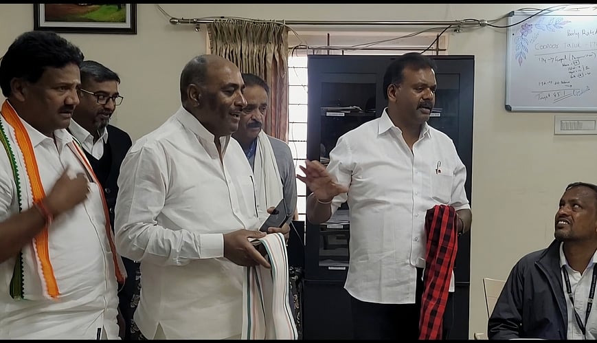 வேட்புமனு தாக்கலின்போது கட்சித் துண்டுகளை கழுத்தில் இருந்து கழற்றிய காங்கிரஸ், திமுக நிா்வாகிகள்.