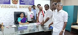 முன்னாள் எம்எல்ஏ கே.பி.பி.பாஸ்கரிடம் அதிமுக வேட்பாளா் வாழ்த்து