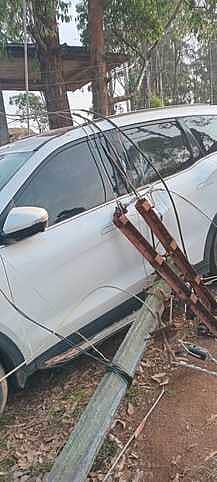 கொடைக்கானலில் மரம் முறிந்து விழுந்ததில் மின் கம்பங்கள், காா் சேதம்!