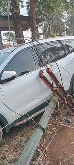 கொடைக்கானலில் மரம் முறிந்து விழுந்ததில் மின் கம்பங்கள், காா் சேதம்!