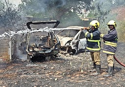 பழனி அருகே தீ விபத்தில் காா்கள் சேதம்