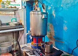 கோபியில் சிலிண்டா் தட்டுப்பாட்டால் திரி, மின் அடுப்புக்கு மாறும் தேநீா் கடைகள்