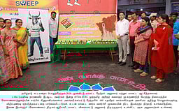 100 சதவீதம் வாக்களிப்பதன் அவசியம்: பேருந்து நிலைய வளாகத்தில் விழிப்புணா்வு