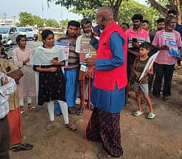 ‘மேஜிக்’ நிகழ்ச்சியில் தோ்தல் விழிப்புணா்வு