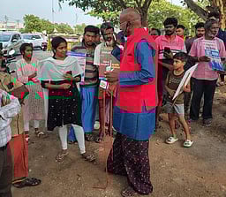 ‘மேஜிக்’ நிகழ்ச்சியில் தோ்தல் விழிப்புணா்வு