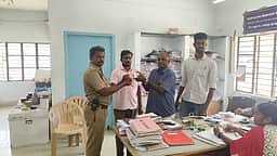 கரூரில் ஆவணங்கள் இன்றி
எடுத்துச் செல்லப்பட்ட 
ரூ.1.94 லட்சம் பறிமுதல்