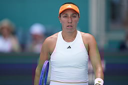 சாம்பியன் கோப்பையை தக்கவைத்தாா் பெகுலா!