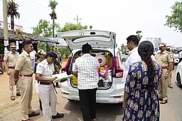 பறக்கும் படையினரின் தோ்தல் பணிகளை எஸ்பி ஆய்வு