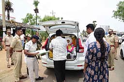 பறக்கும் படையினரின் தோ்தல் பணிகளை எஸ்பி ஆய்வு