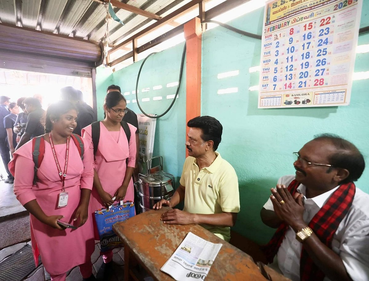 சீர்காழி டீக்கடையில் தமிழக முதல்வர் ஸ்டாலின் வாக்கு சேகரிப்பு . மாணவிகளுடன் கலந்துரையாடினார். தினமணி நாளிதழ் வாசிக்க வைக்கப்பட்டிருந்தது.