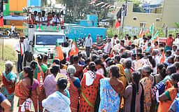 வீட்டுமனை பட்டா, வீடு கட்டும் திட்டம் என அனைத்திலும் திமுக ஊழல்: அதிமுக