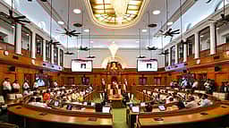 தில்லி சட்டப்பேரவை வளாகத்திற்குள் நுழைந்தவா் கவனத்தை ஈா்க்கவே வந்ததாக காவல்துறை தகவல்