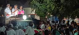 கரூரில் அதிமுக வேட்பாளா்
வாக்கு சேகரிப்பு