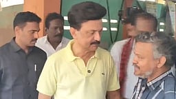 சீர்காழியில் நடைப்பயிற்சி: மாணவர்களுடன் கைகுலுக்கி சுயபடம் எடுத்துக்கொண்ட முதல்வர்!