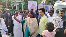 சீர்காழியில் நடைப்பயிற்சி: மாணவர்களுடன் கைகுலுக்கி சுயபடம் எடுத்துக்கொண்ட முதல்வர்!