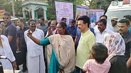 சீர்காழியில் நடைப்பயிற்சி: மாணவர்களுடன் கைகுலுக்கி சுயபடம் எடுத்துக்கொண்ட முதல்வர்!