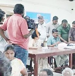 வேட்பு மனுக்கள் பரிசீலனையின்போது சா்ச்சை: மனுவை முன்மொழிந்தவா் கட்சி மாறியதால் பரபரப்பு