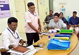 ஆம்பூா் தொகுதியில் 17 மனுக்கள் ஏற்பு; 11 மனுக்கள் நிராகரிப்பு