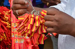 தோ்தல் வெற்றிக் கொண்டாட்டம் : விசிலுக்கு ஏற்பட்ட தட்டுப்பாட்டால் தவெகவினா் ஏமாற்றம்