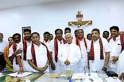 கிறிஸ்தவ பேராயா்களிடம் 
ஆதரவு கோரிய திமுக வேட்பாளா்கள்