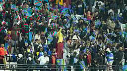 உலகக் கோப்பைக்கு ரசிகரும் வரவேண்டுமென அடம்பிடிக்கும் கால்பந்து வீரர்கள்!